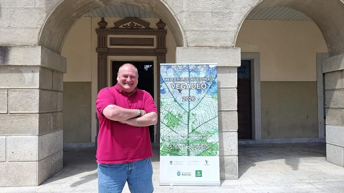 César Álvarez posando delante del consistorio con el cartel de esta edición.