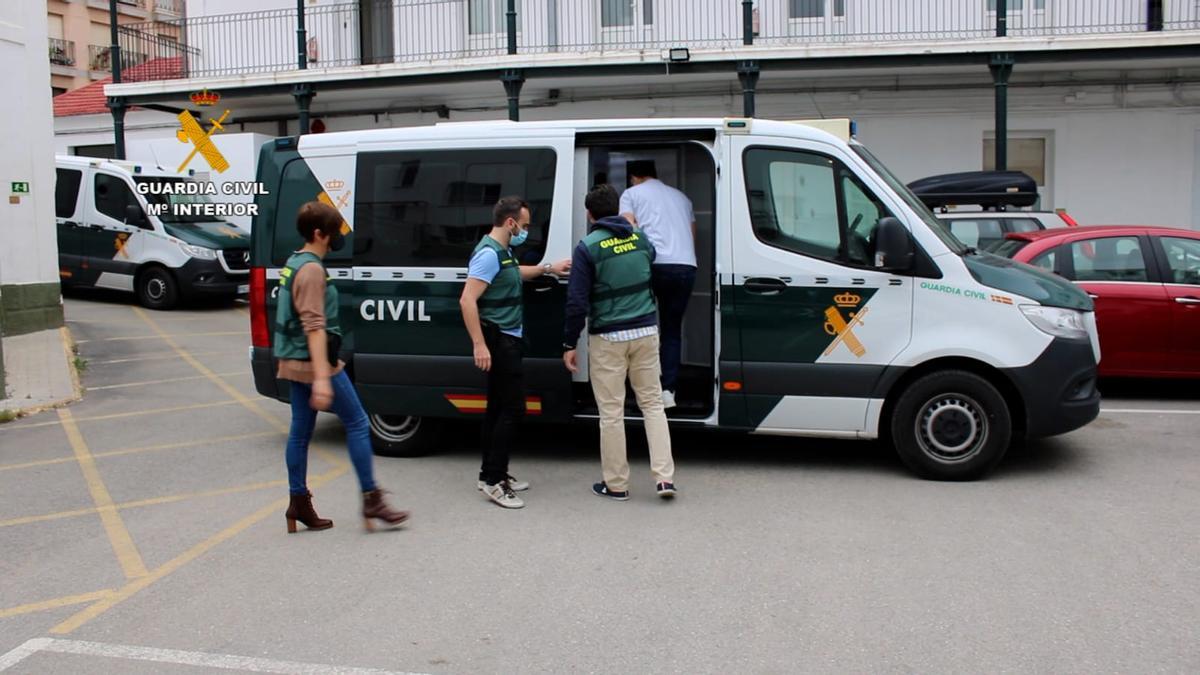 La Guardia Civil detiene a uno de los implicados en la trama.