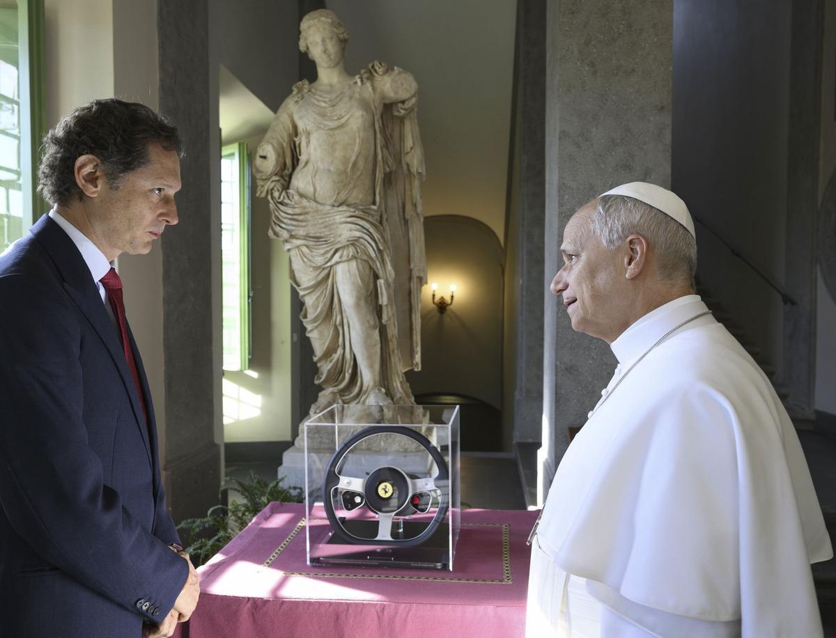 John Elkann junto al papa León XIV.