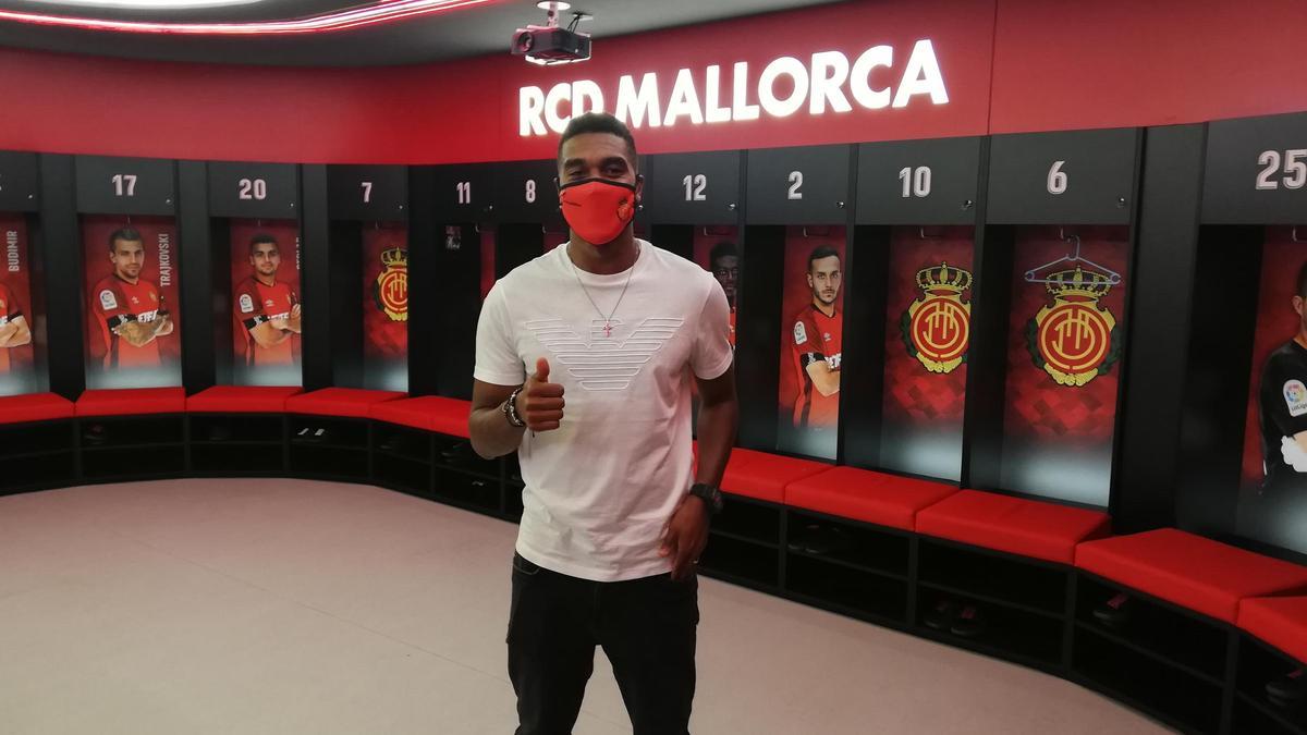 Murilo, nuevo jugador del Real Mallorca, en el vestuario bermellón