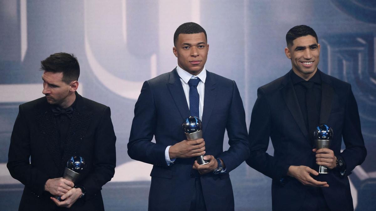 Lionel Messi , delantero de Argentina y Paris Saint-Germain , Kylian Mbappe, delantero de Francia y Paris Saint-Germain, y Achraf Hakimi, defensor de Marruecos y Paris Saint-Germain, reciben premios para el World11 masculino de FIFA FIFPRO