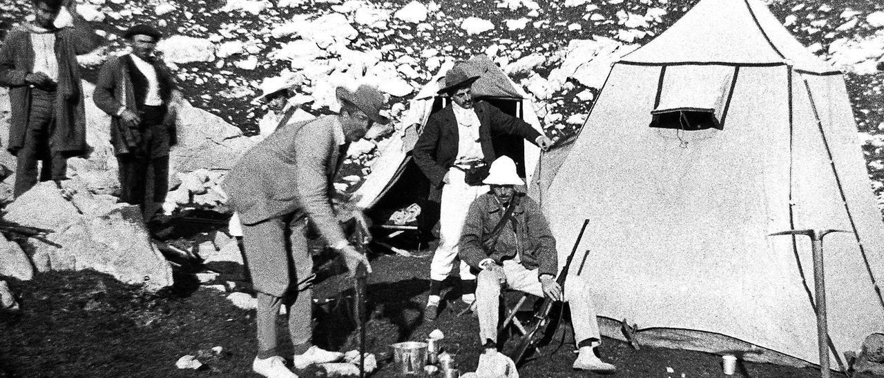 Campamento de caza en Llagu Secu de Cebolleda el 18 de septiembre de 1907 donde están los tres únicos conquistadores hasta la fecha del Urriellu: Gregorio Pérez (el más bajo, en la esquina de la izquierda); Pedro Pidal, inclinado con el rifle; y Gustavo Schulze, autor de la foto y dueño del piolet que se ve a la derecha.