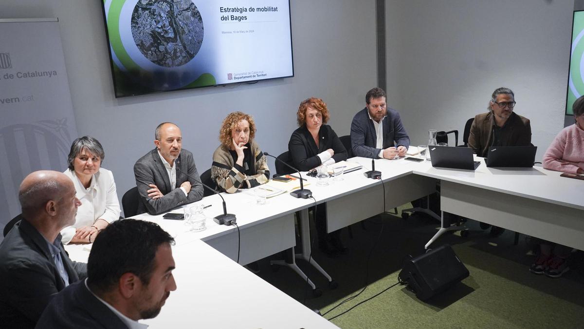 La consellera Ester Capella, aques migdia, reunida amb alcaldes i presidents comarcals a Manresa