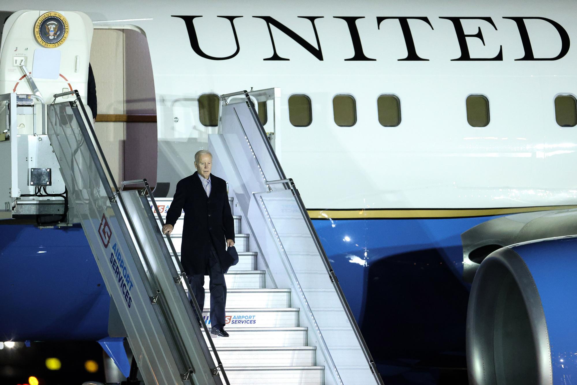 El presidente de Estados Unidos Joe Biden llega al aeropuerto de Varsovia a bordo del Air Force One, el 20 de febrero de 2023.