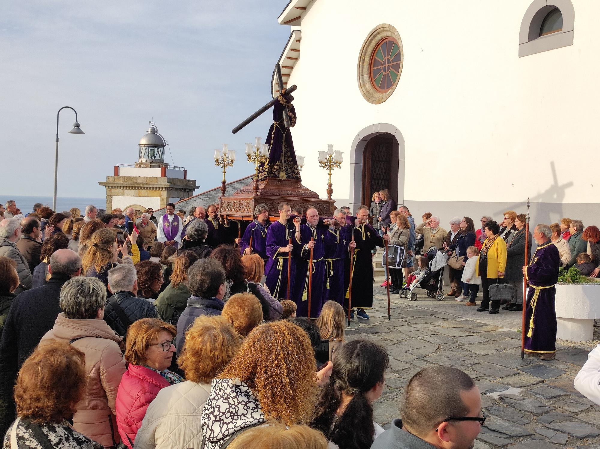 Así fue la procesión de bajada que abre la Semana Santa de Luarca