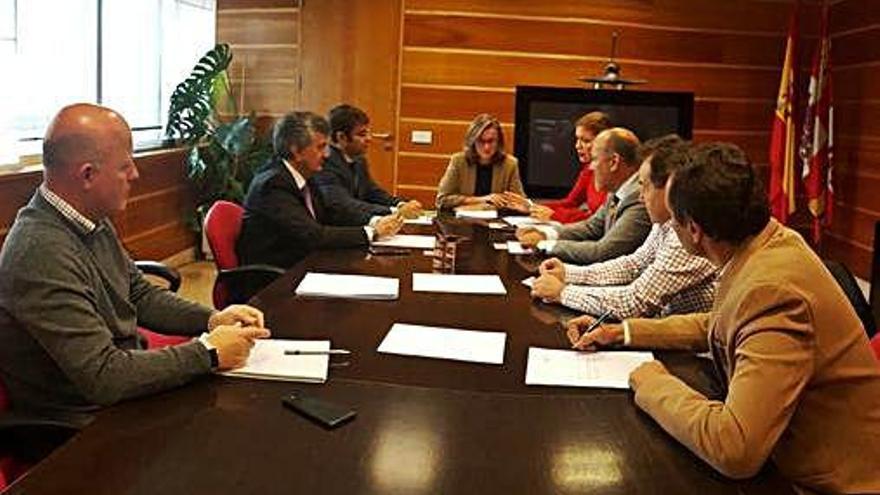 Junto a Elena Álvarez, San Damián, Barrios y los empresarios Isaac Macías, Jaime Fontanillo y Manolo Marino.