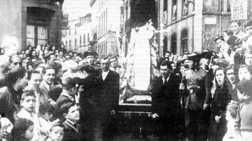 Asistentes al Domingo de Pascua de Resurrección, en Candás, a mediados del XX, antes del canto de la salve.