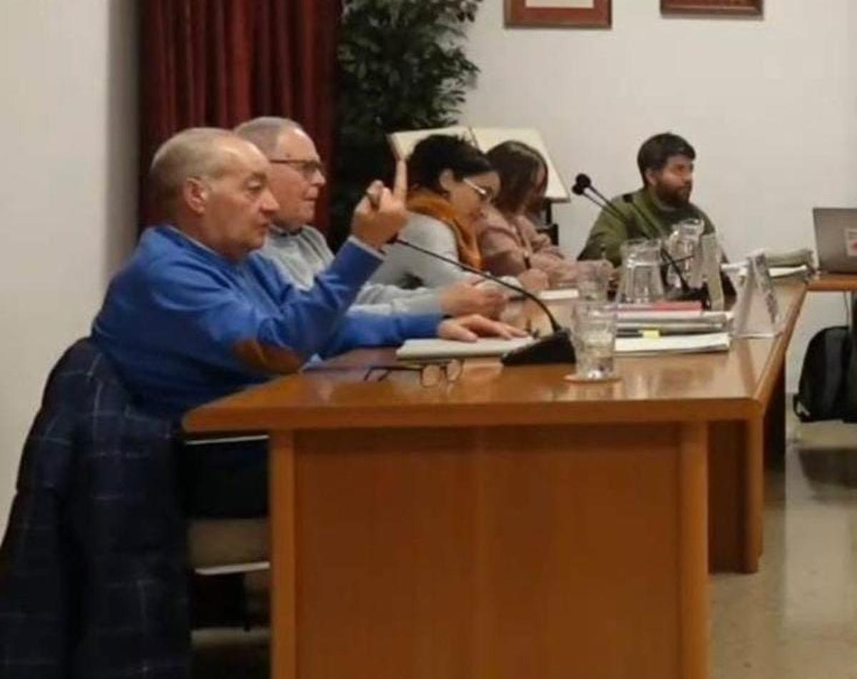 Juan Castro, concejal de IU, durante el Pleno en el Ayuntamiento de Carcabuey.