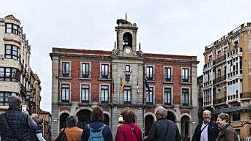 Un grupo de turistas pasea por la Plaza Mayor.