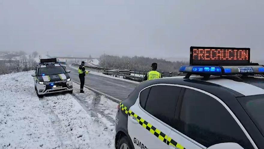 La nieve provoca incidencias en carreteras de Ourense y Lugo, y restricciones para tráfico pesado en la A-52