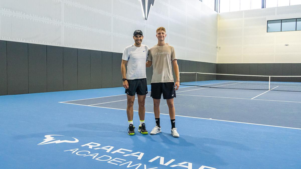 Martín Landaluce posa con Rafa Nadal en la Academia de Manacor.