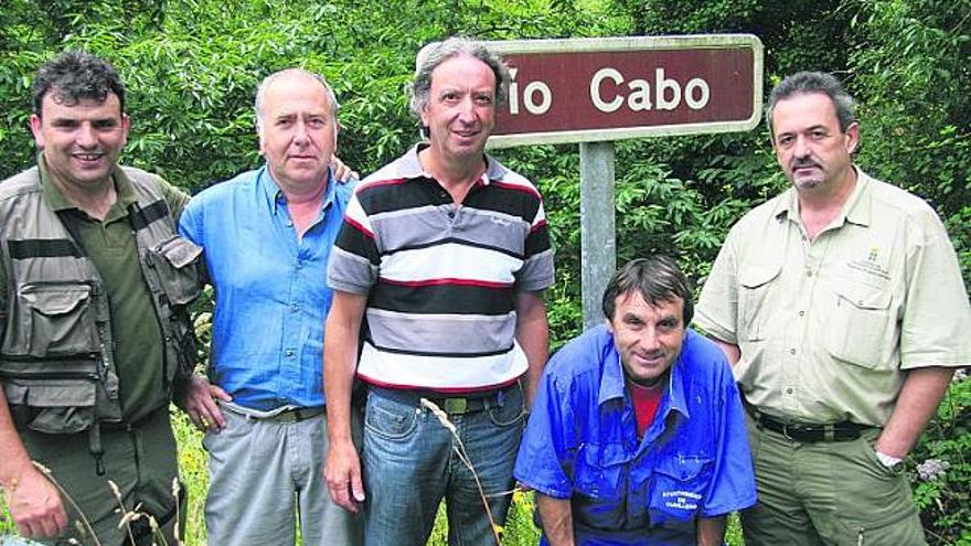 Álvarez, en el centro, junto a pescadores y miembros de la Consejería, ayer, en el río Cabo.