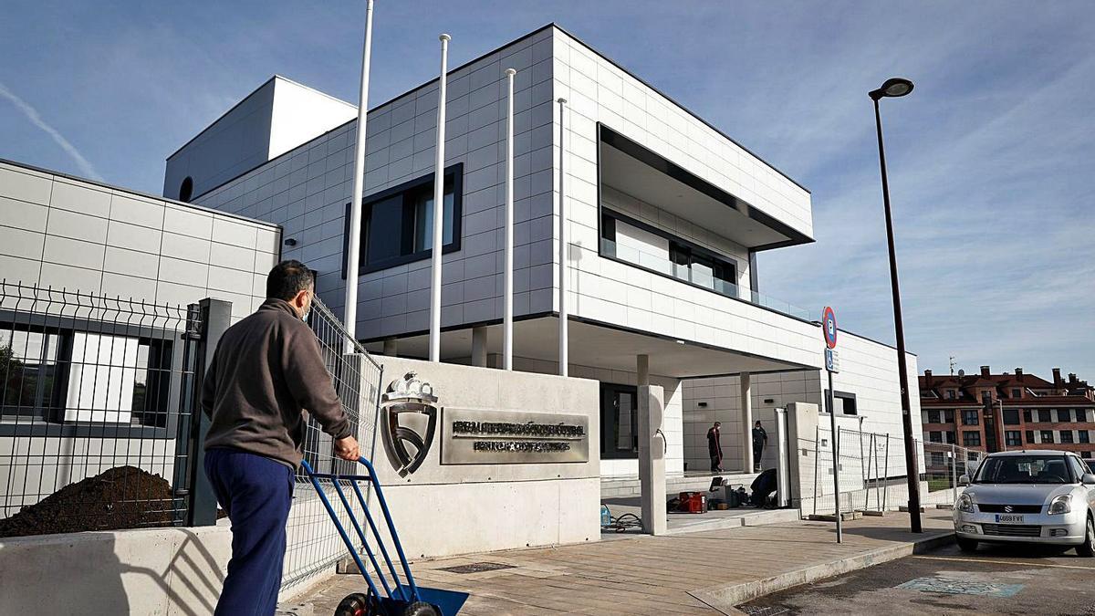 La Federación Asturiana inicia el traslado a su nueva sede de Roces | JUAN PLAZA