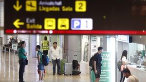 Archivo - Pasajeros en Barajas.