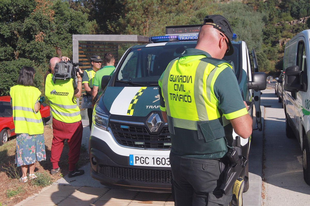 Un control de alcohol y drogas, ayer, en la OU-101, en Santa Mariña, Ourense.