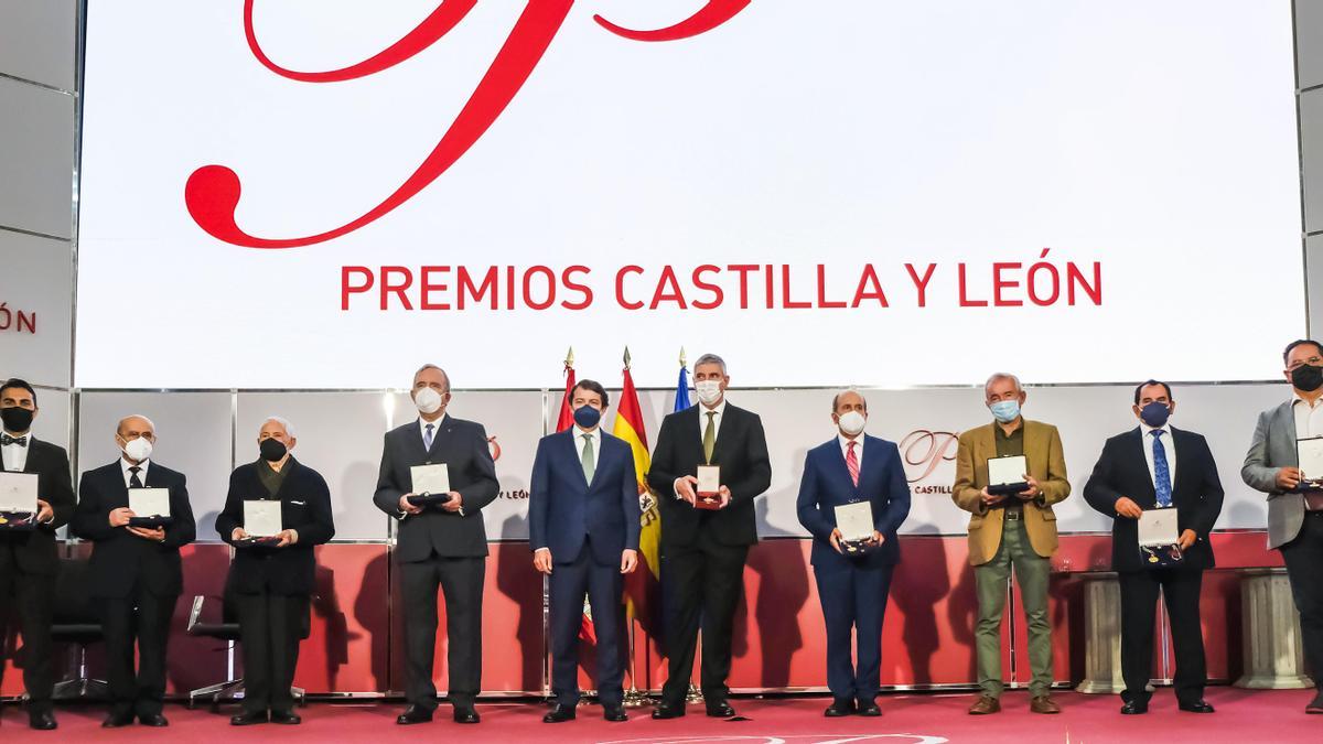 El presidente de la Junta de Castilla y León, Alfonso Fernández Mañueco, junto a los Premios Castilla y León 2020.