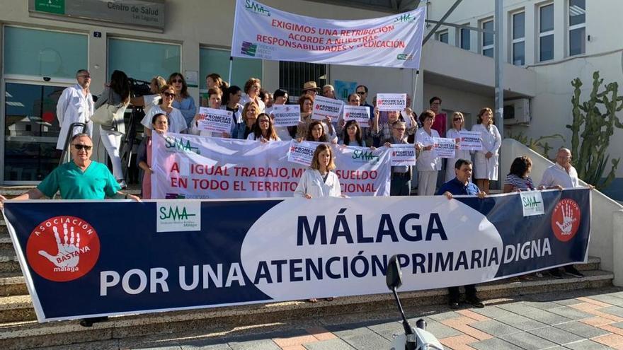 Protesta del Sindicato Médico y la plataforma Basta Ya en el centro de salud de Las Lagunas, de Mijas.