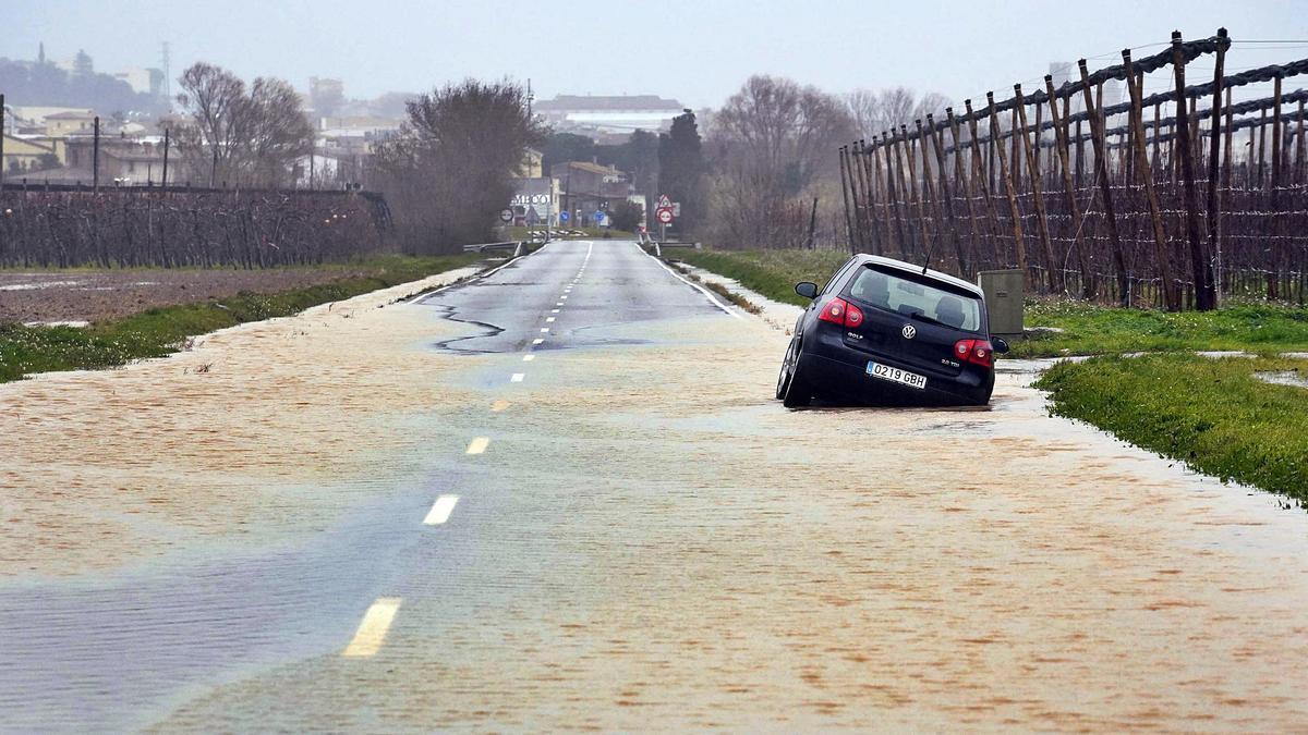 Fenòmens extrems com el temporal «Gloria» seran cada cop més freqüents. A la imatge, un cotxe inundat en una carretera baix-empordanesa.  | MARC MARTÍ