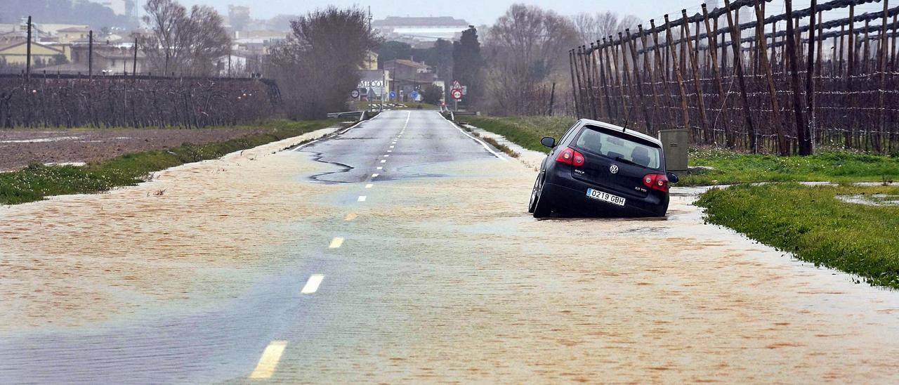 Un cotxe en una carretera inundada del Baix Empordà durant el temporal Gloria.