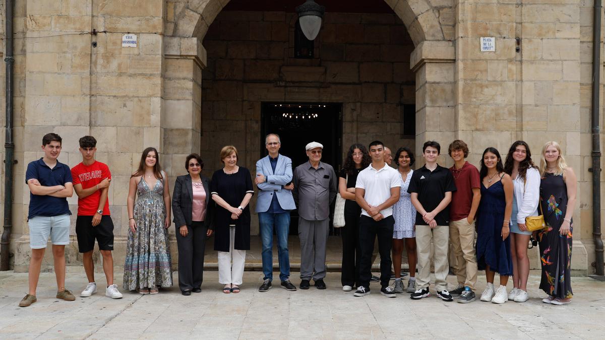 Mariví Monteserín y Juan Carlos Guerrero junto a los estudiantes de intercambio de San Agustín de La Florida