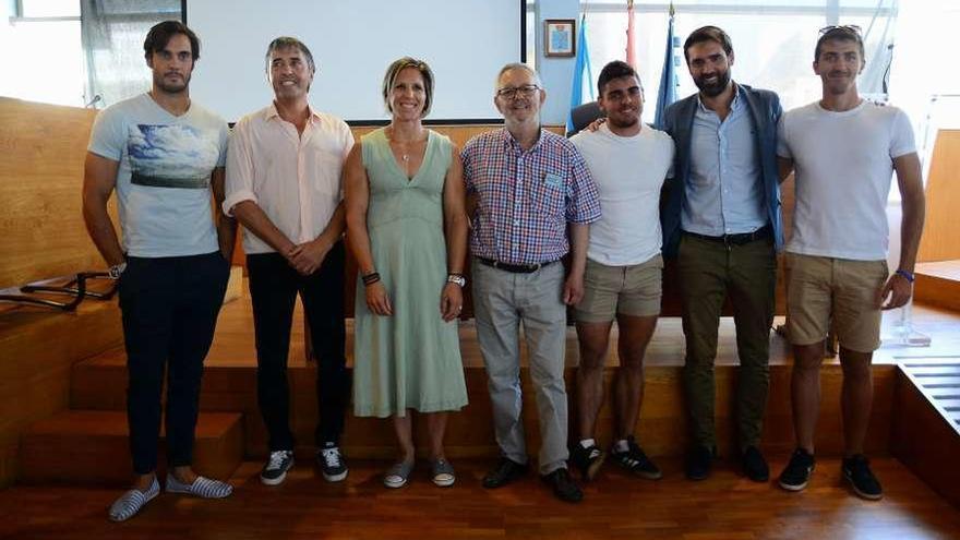 Los palistas, junto al alcalde y el diputado provincial de Deportes. // Gonzalo Núñez