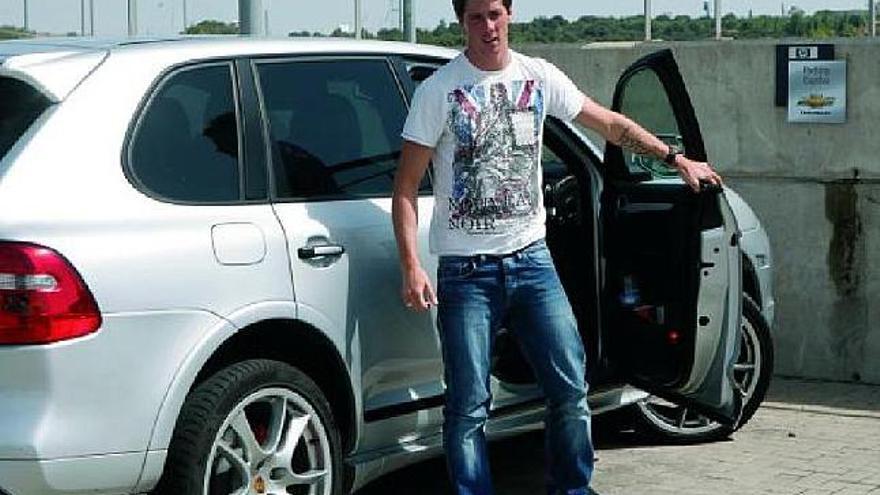 Fernando Torres baja del coche a su llegada a Las Rozas.