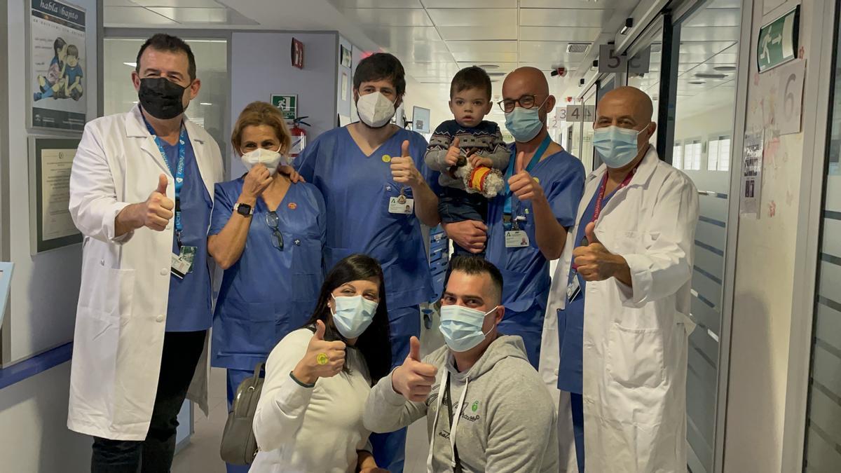 Profesionales del Hospital Materno de Málaga que viajaron a Burgos para traslado en ECMO de un niño, se reúnen con él y sus padres