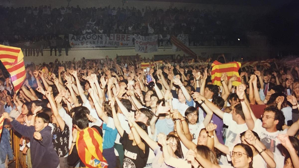 El histórico concierto se celebró el 8 de julio de 1996 en el pabellón polideportivo de Canfranc.