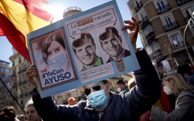 Miles de personas protestan contra Casado y a favor de Ayuso en Madrid.