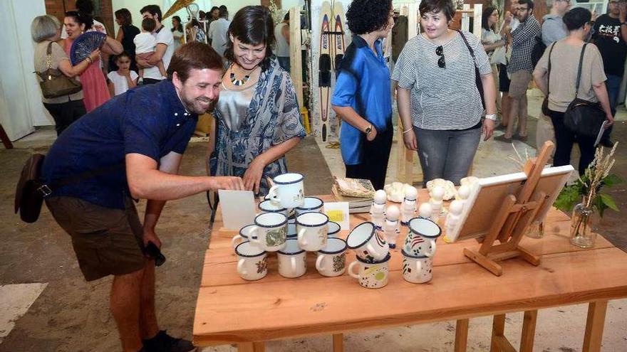 Asistentes a la inauguración de la tienda en la calle Laranxo, ayer. // Rafa Vázquez