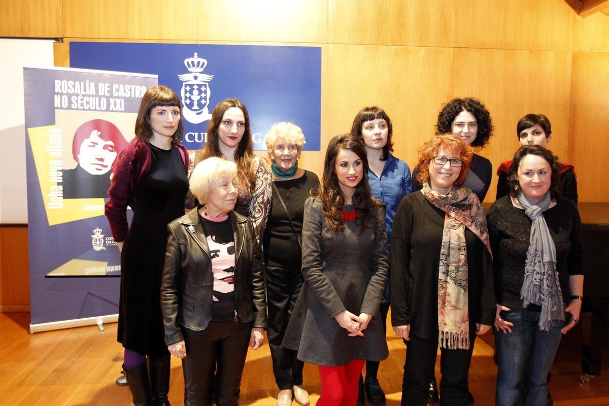Lupe Gómez (delante a la derecha), en un recital de poetas gallegas en Santiago junto a Yolanda Castaño (3d, abajo).