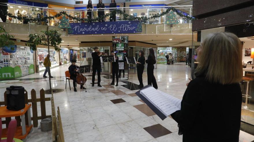 Los músicos toman posiciones en el centro comercial El Atrio para tocar el villancico. | R. Solís