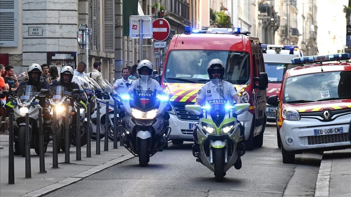 zentauroepp48309141 french police escort the emergency services following a susp190524190804