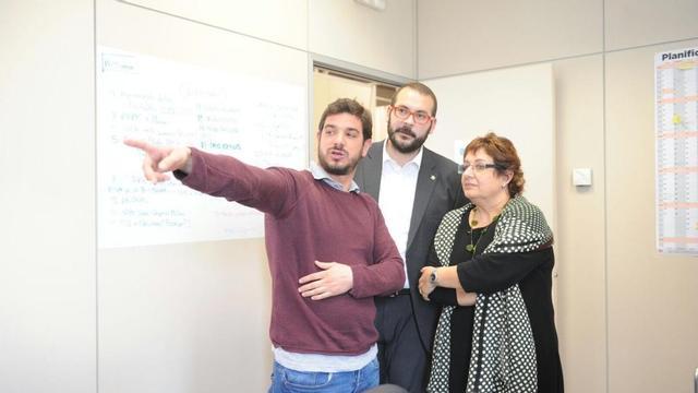Roger Cruañas, miembro de B-Swim -una de las cooperativas que ya funcionan en el 'viver' del Cafè de Mar de Mataró-, conversando con la consellera de Treball Dolors Bassas y el alcalde David Bote.