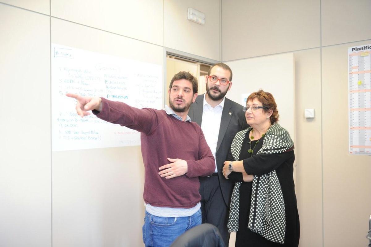 Roger Cruañas, miembro de B-Swim -una de las cooperativas que ya funcionan en el ’viver’ del Cafè de Mar de Mataró-, conversando con la consellera de Treball Dolors Bassas y el alcalde David Bote. Roger Cruañas, miembro de B-Swim -una de las cooperativas que ya funcionan en el ’viver’ del Cafè de Mar de Mataró-, conversando con la consellera de Treball Dolors Bassas y el alcalde David Bote.