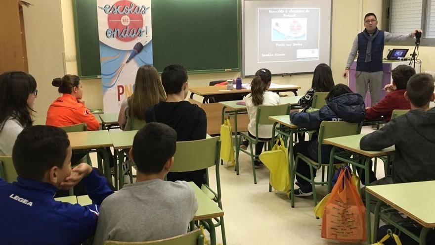 Damián Alonso imparte un curso sobre &#039;podcast&#039; a escolares. // FdV