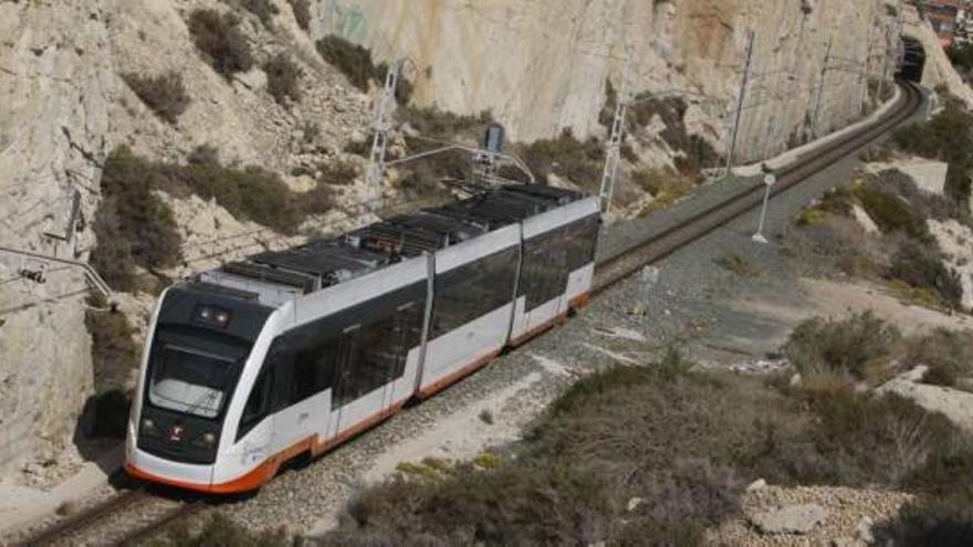 Un tranvía desciende de la Albufereta a Sangueta ayer por el tramo afectado por el robo de 10 metros de cable de cobre.