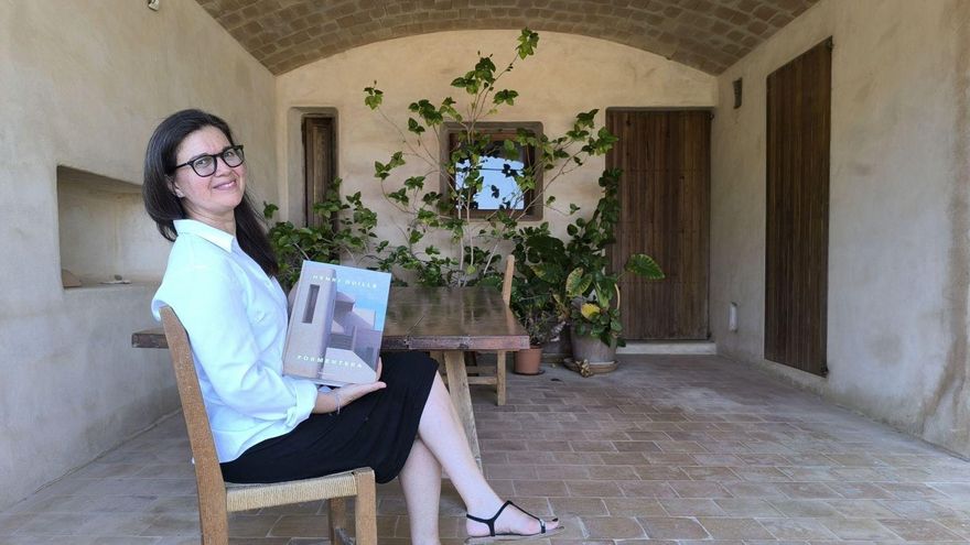 Tanit Quillé en el porche que sirve de comedor de exterior en su casa de Formentera. | FOTOS DE P.M.V.