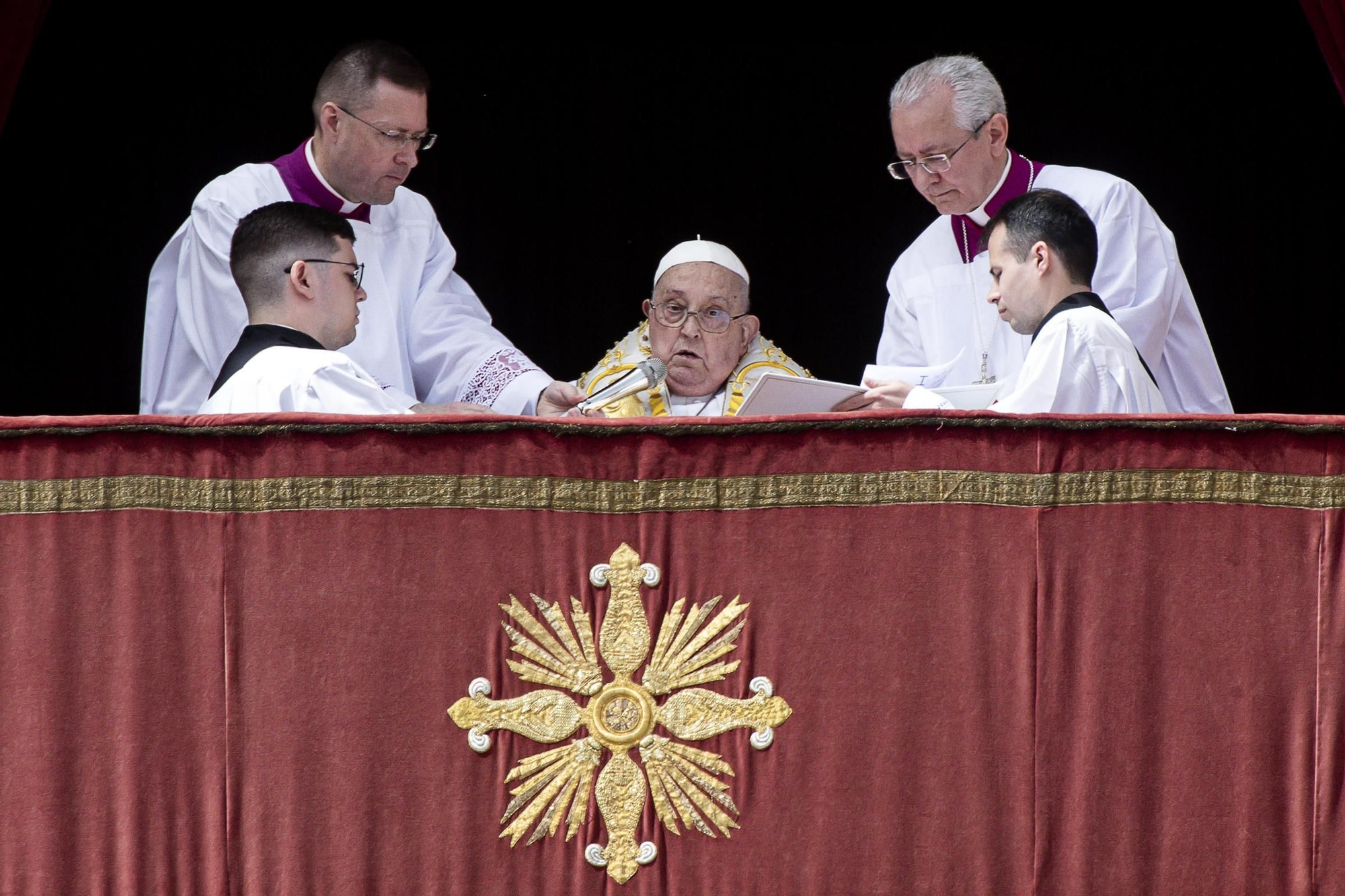 El papa reaparece para la bendición Urbi et Orbi y condena "la carrera de rearme"