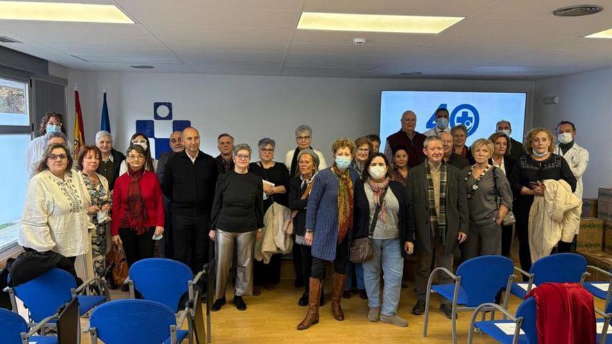 Asistentes al acto de homenaje con el equipo directivo del área.