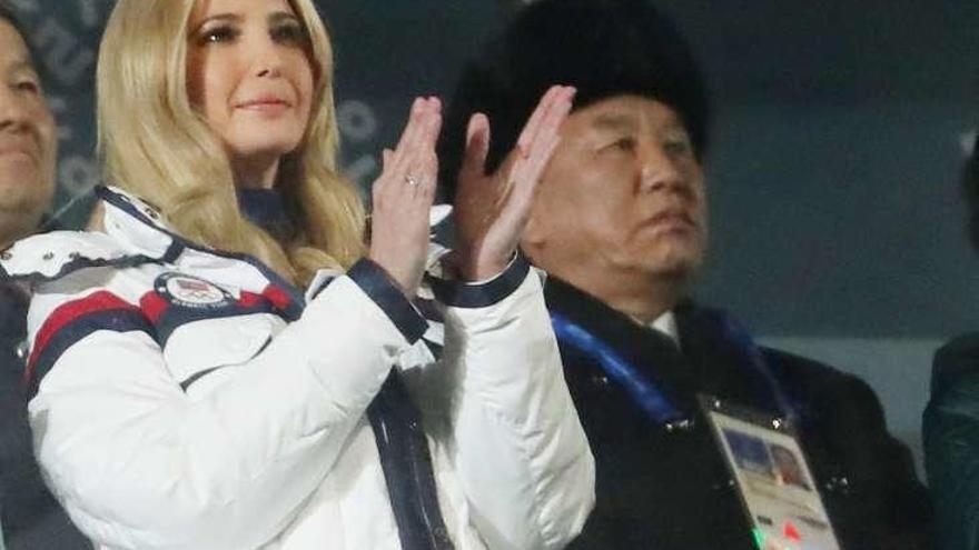 Ivanka Trump, junto al general de Corea del Norte Kim Yong Chol, en la clausura de los juegos. // Reuters