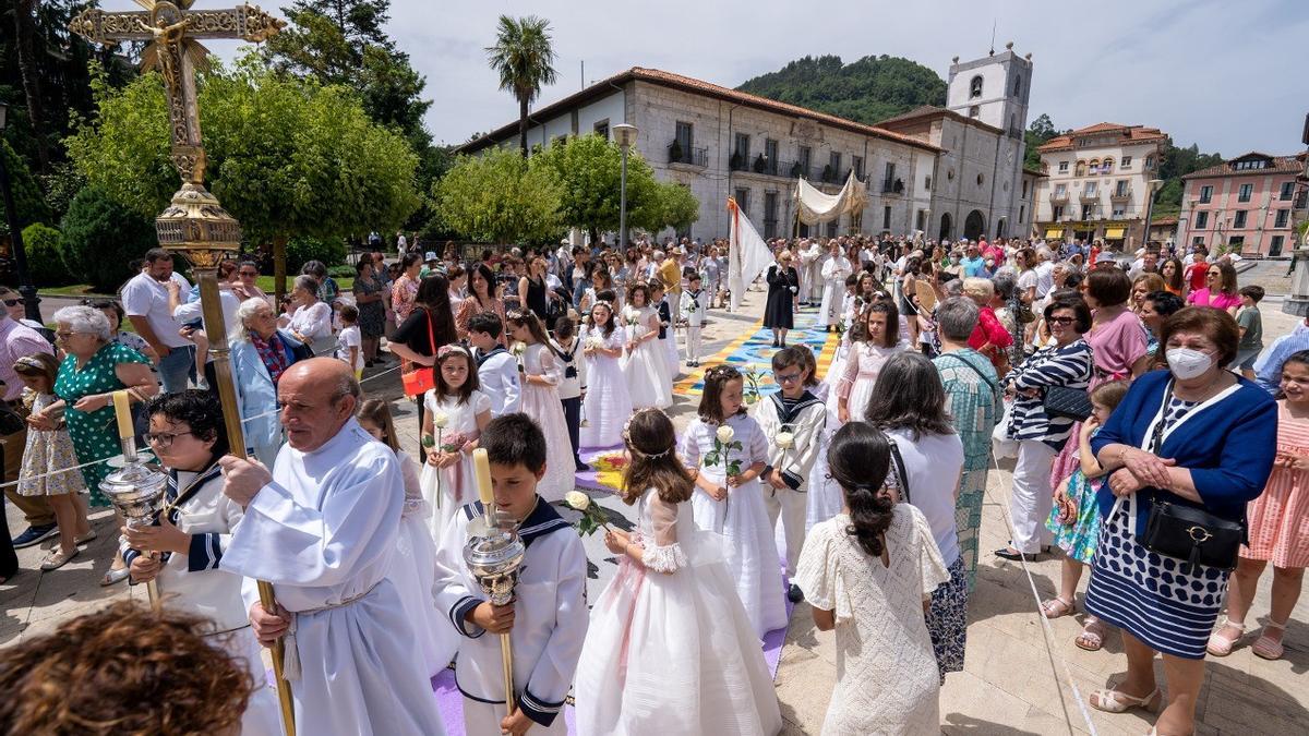 Pravia disfruta el Corpus y se llena de color con las alfombras ornamentales