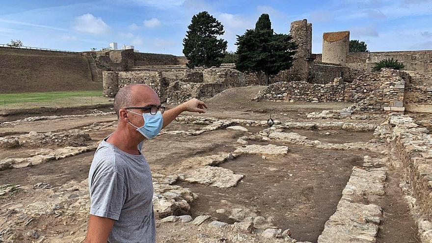 El director de la càtedra, Lluís Palahí, a la vila medieval.