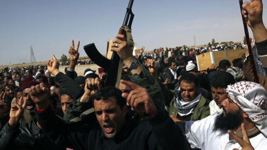 Opositores al régimen de Gadafi en las calles de la ciudad libia de Ajdabiya.