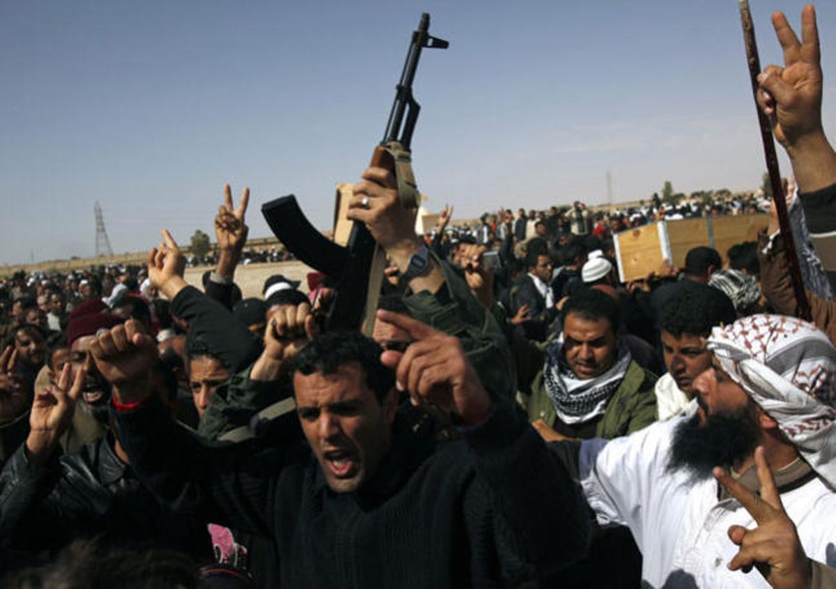 Opositores al régimen de Gadafi en las calles de la ciudad libia de Ajdabiya.