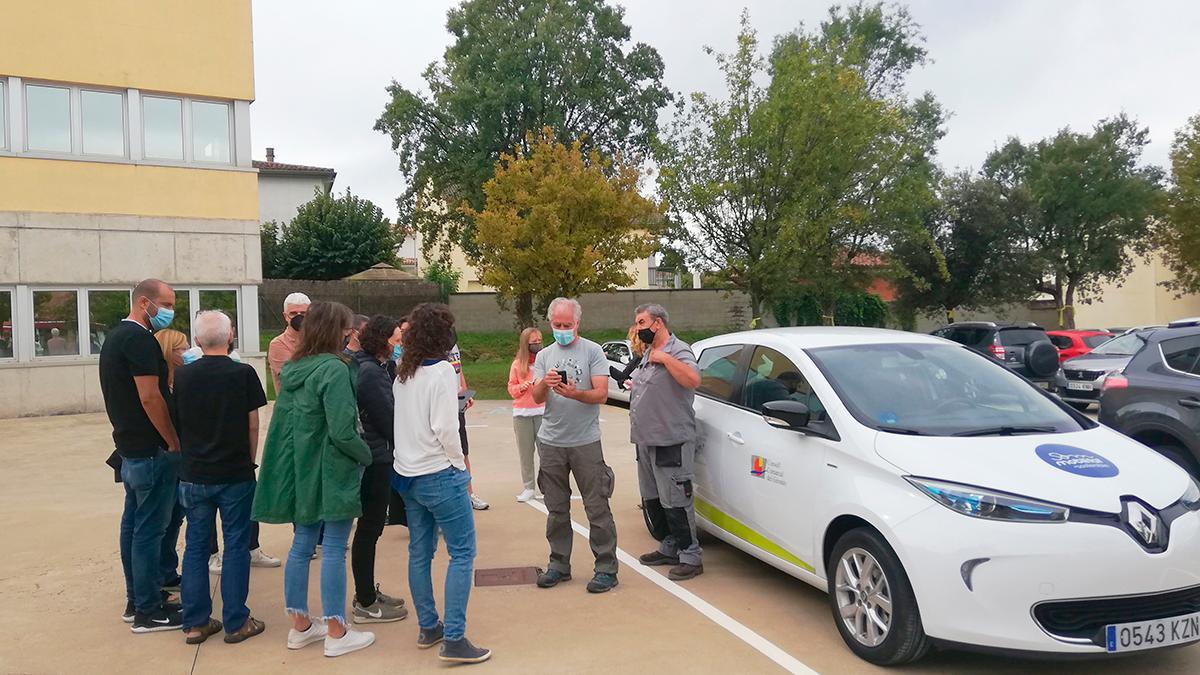Els treballadors del Consell Comarcal del Gironès amb el vehicle elèctric de Som Mobilitat.