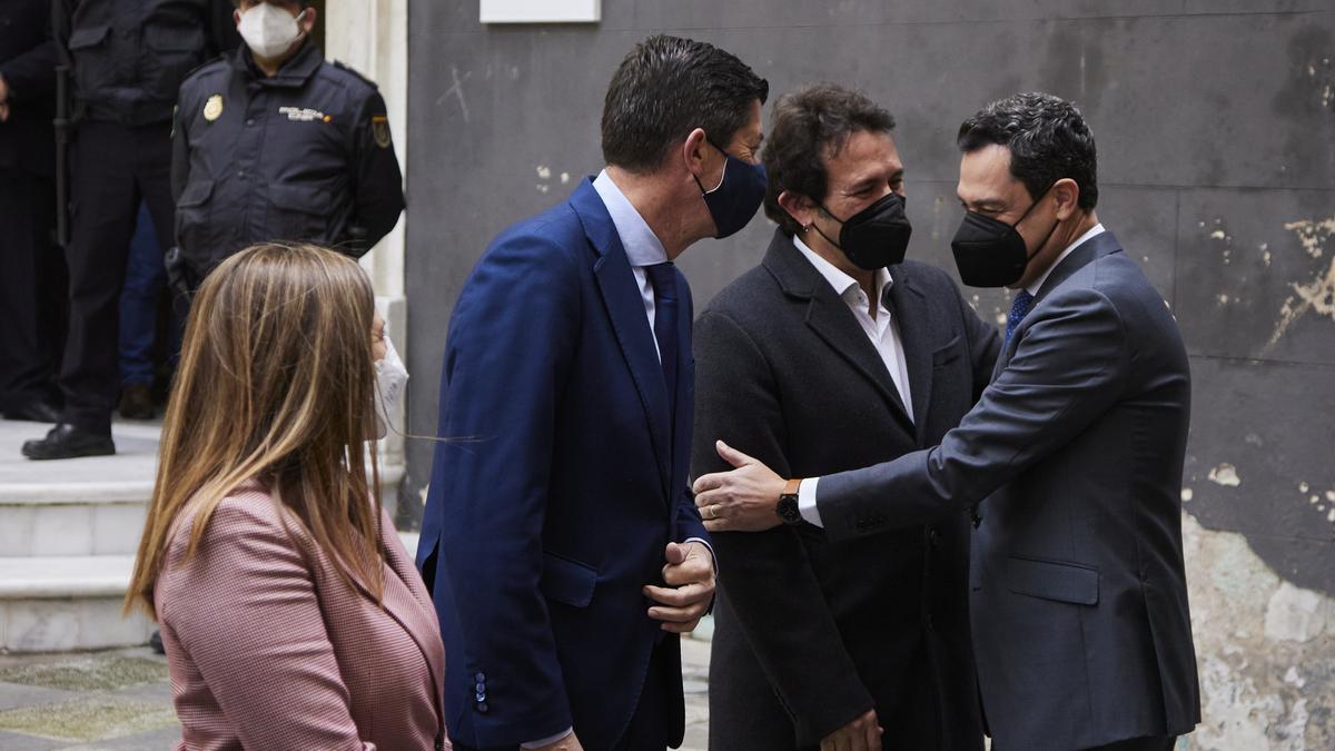 Juanma Moreno saluda al alcalde de Cádiz, José María Gonzákez 'Kichi', antes del Consejo de Gobierno.