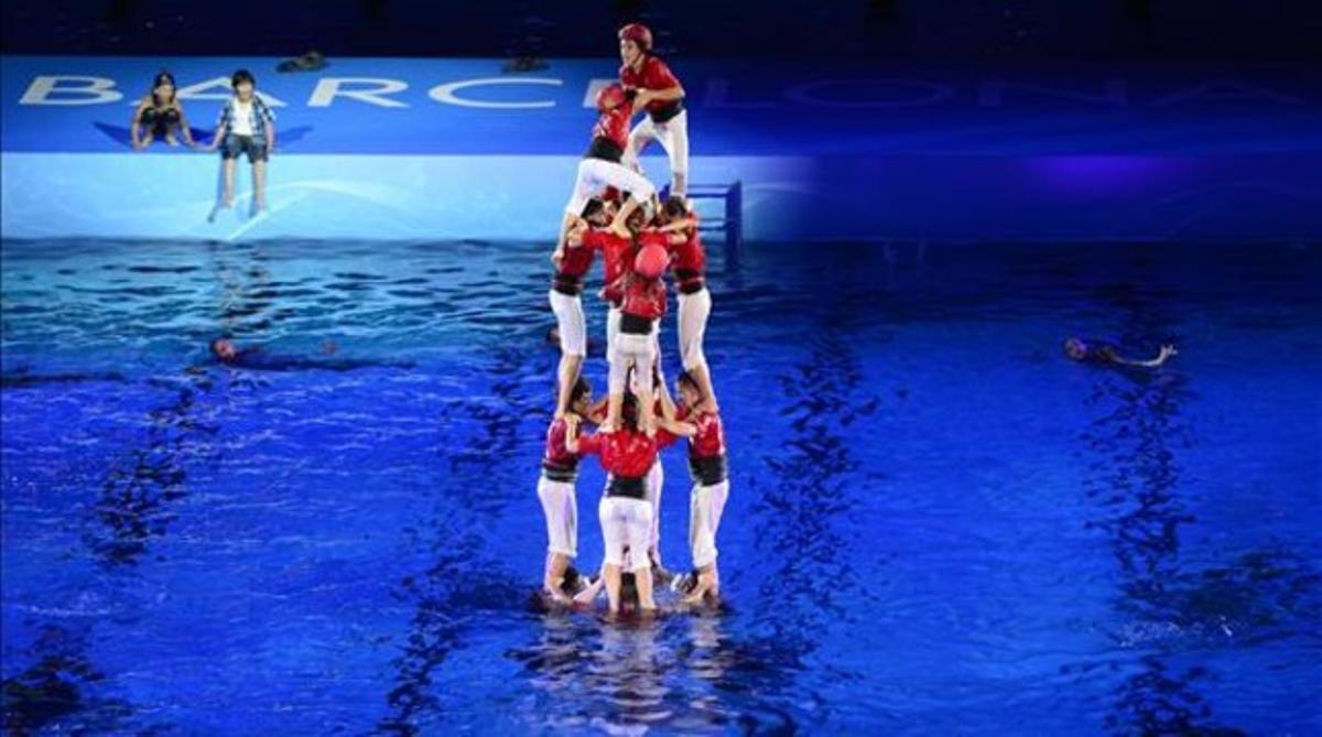 Els Castellers de Barcelona aixequen un castell a la piscina instal·lada al Palau Sant Jordi, durant la inauguració dels Mundials de natació.