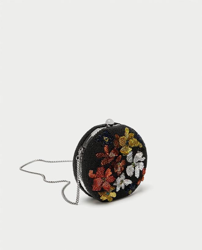 Bolso caja con flores de lentejuelas de Zara