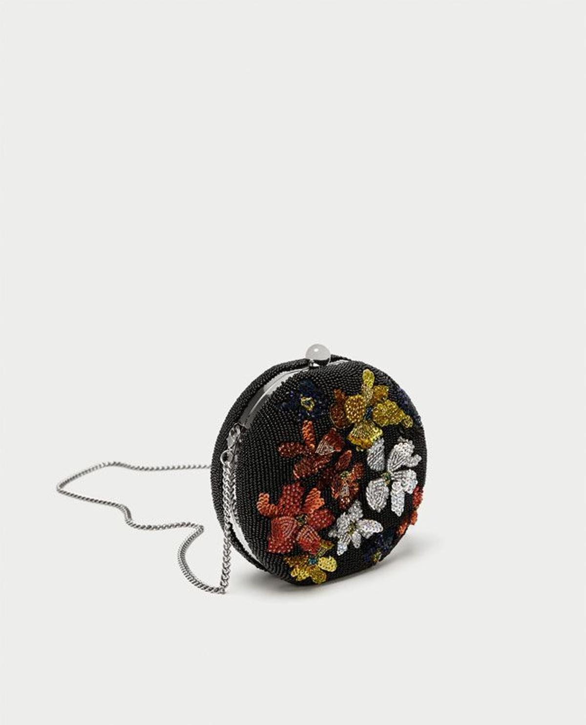 Bolso caja con flores de lentejuelas de Zara